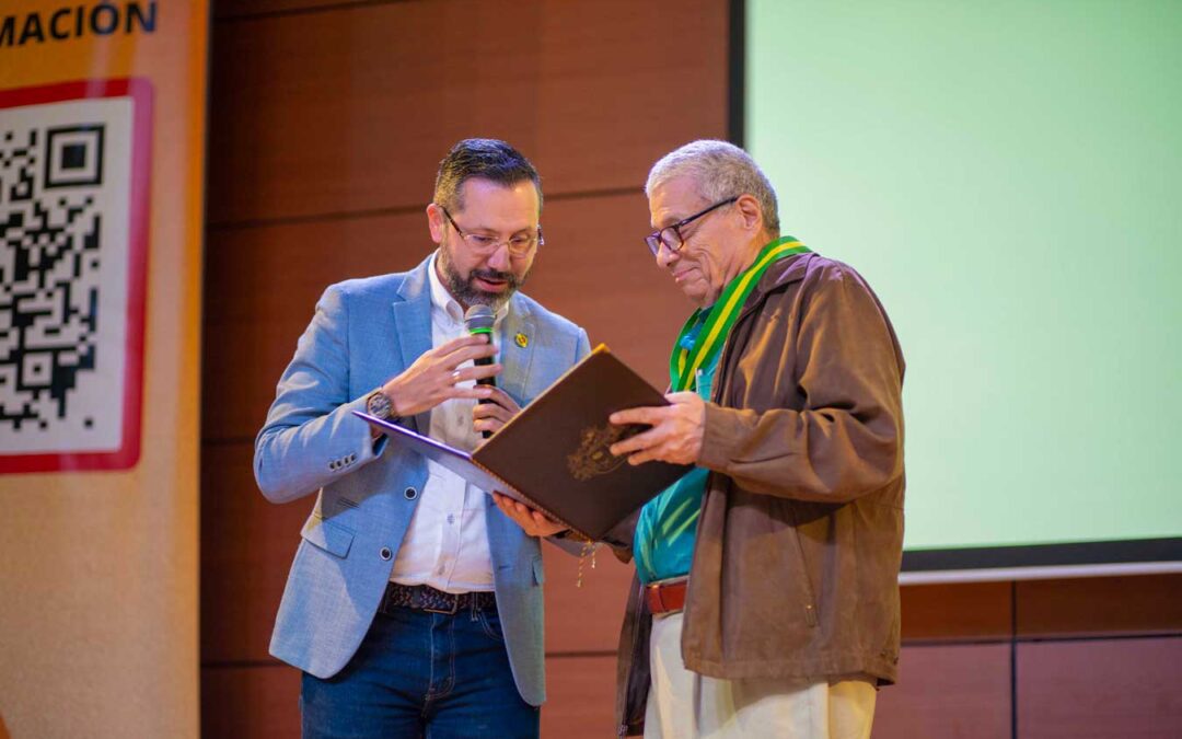 Le rinden homenaje al escritor Gonzalo España Arenas